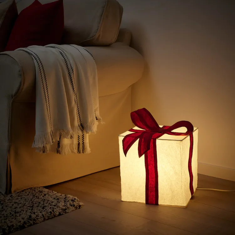 comment décorer la maison luminaires de Noel IKEA strala cadeau lumineux géant