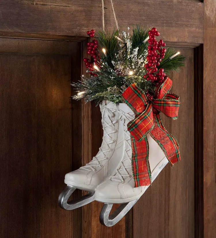 comment décorer la porte entrée pour Noel avec des patins à glace vintage blancs