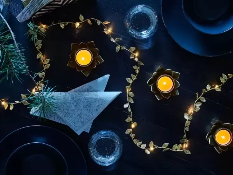 comment décorer table de Noel luminaires IKEA strala-guirlande-lumineuse 40-ampoules couleur or