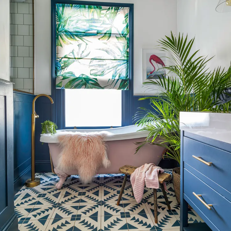 comment décorer une salle de bain bleue repeindre sa baignoire