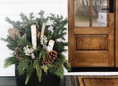 comment faire une jardinière de Noel extérieure avec des branches de sapin et pommes de pin