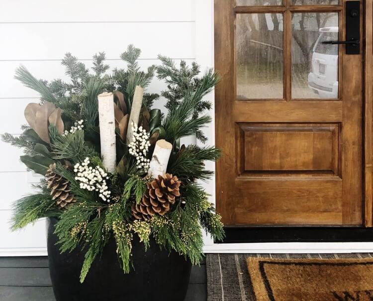 comment faire une jardinière de Noel extérieure avec des branches de sapin et pommes de pin