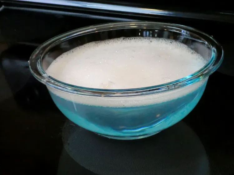 comment nettoyer micro-ondes liquide vaisselle eau éliminer taches tenaces odeurs désagréables