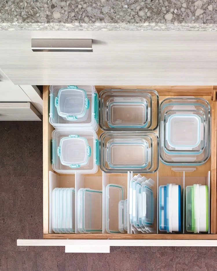 comment nettoyer un Tupperware savon vaisselle récipient papier essuie-tout