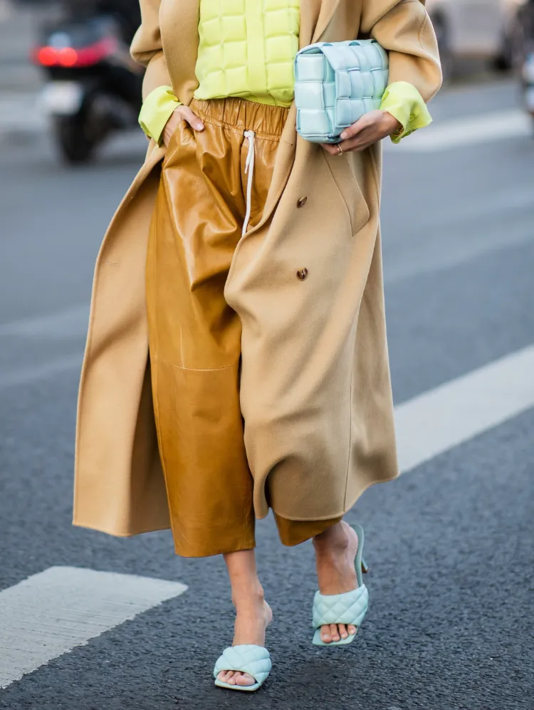 comment porter le pantalon en simili cuir coloré jaune moutarde femme mode hiver 2022