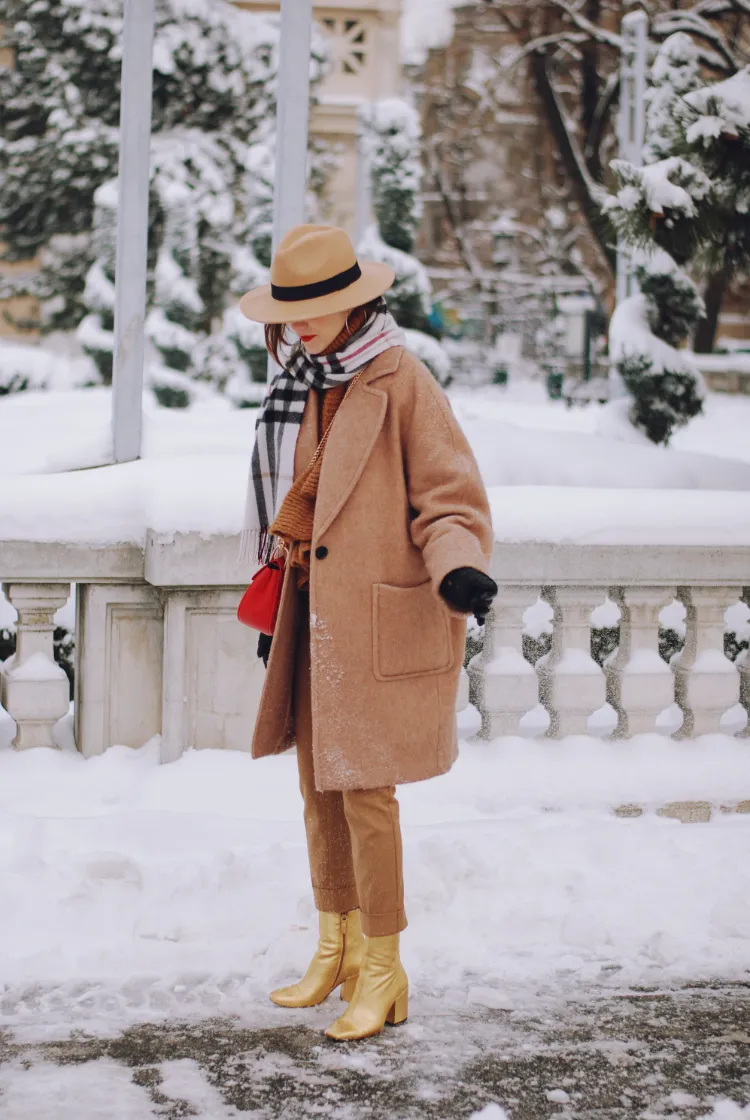 comment porter pantalon beige femme hiver 2021 2022 tenue tendance chic