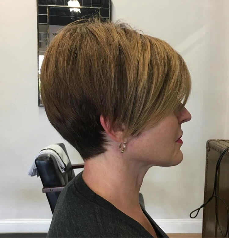 Pixie square cut deteriorated with a long lock on the side