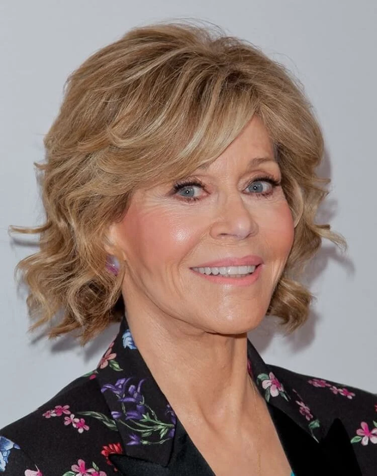 coupe courte dégradée femme 50 ans cheveux bouclés frange rideau Jane Fonda