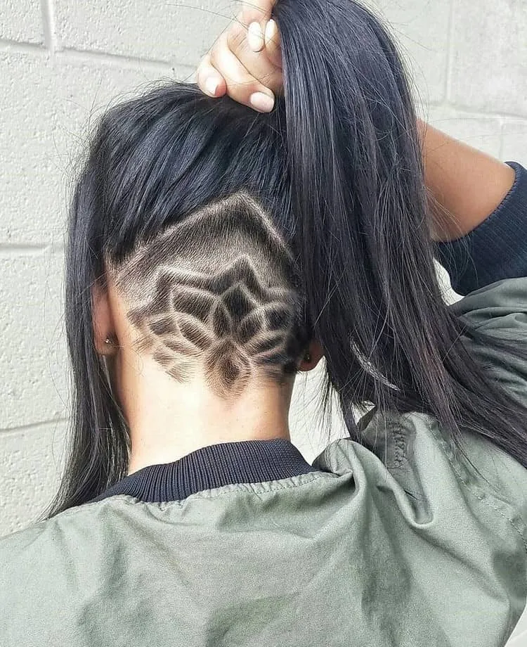 coupe de cheveux rasé derriere femme tatouage capillaire éphémère dissimulé cheveux longs coiffure tendance hiver 2021