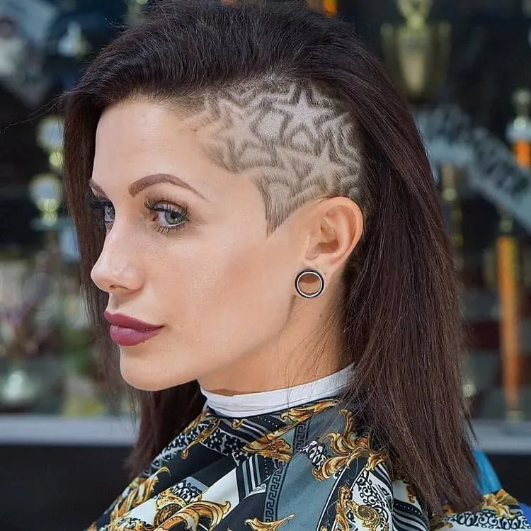 coupe femme rasée coté tatouage capillaire éphémère coiffure tendance hiver 2021