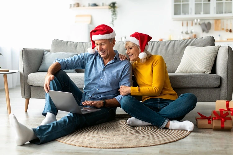 couple mami et papi regardent films de Noel