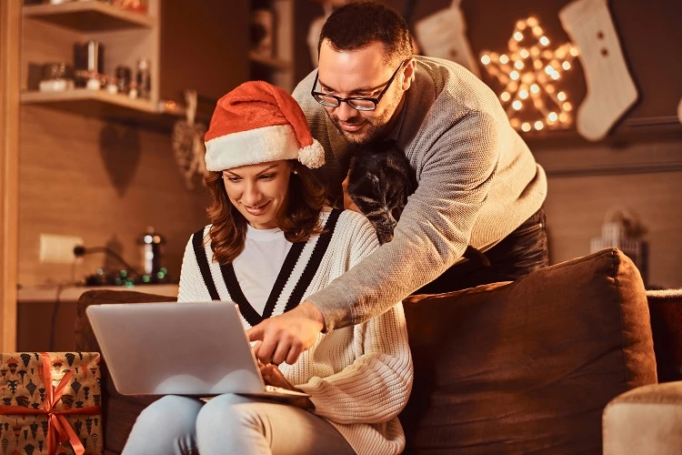 couple regarde des films pendant les fêtes