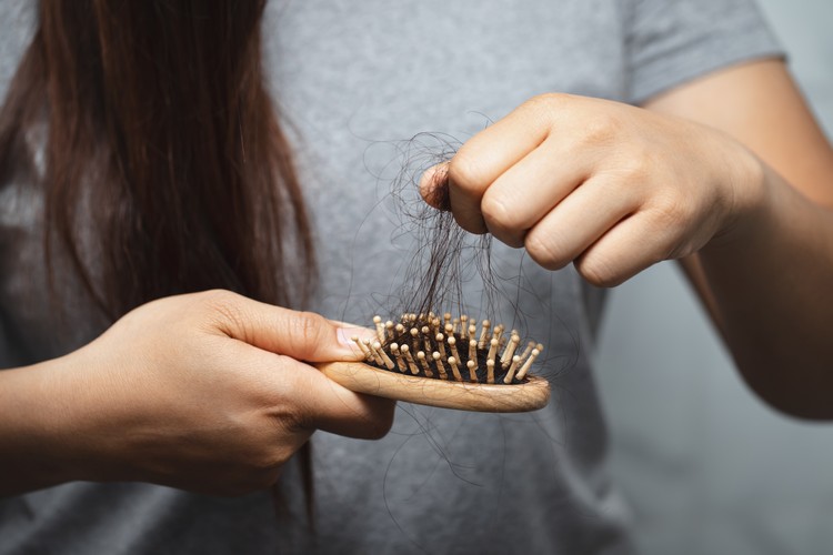 covid et perte de cheveux effet secondaire que faire huiles à tester remède naturel