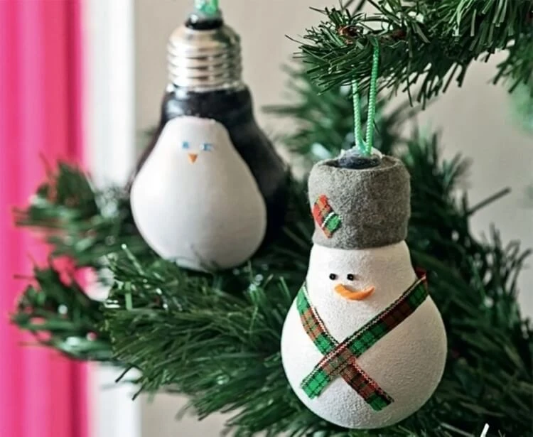 de vieilles ampoules recyclées détournées en ornements pour le sapin de Noel