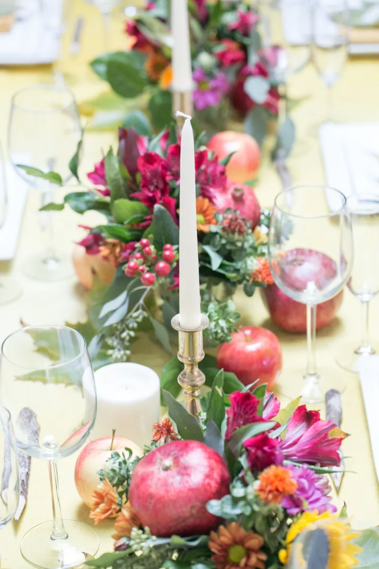 déco de table noël 2021 fleurie avec fleurs et fruits