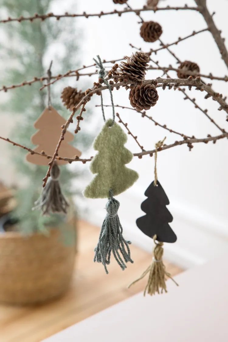 décoration de Noel avec des branches brindilles sapin alternatif ornements feutrine