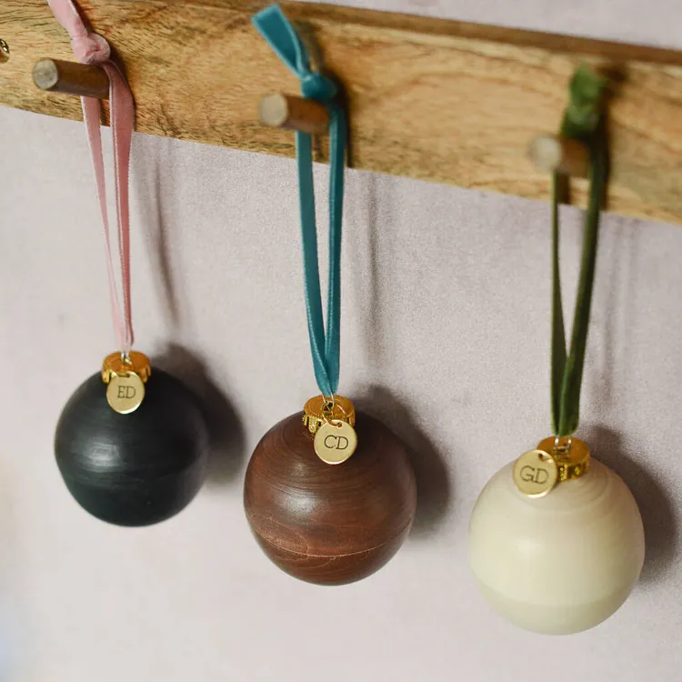 décoration de Noel haut de gamme boules personnalisées ébène acajou tilleul