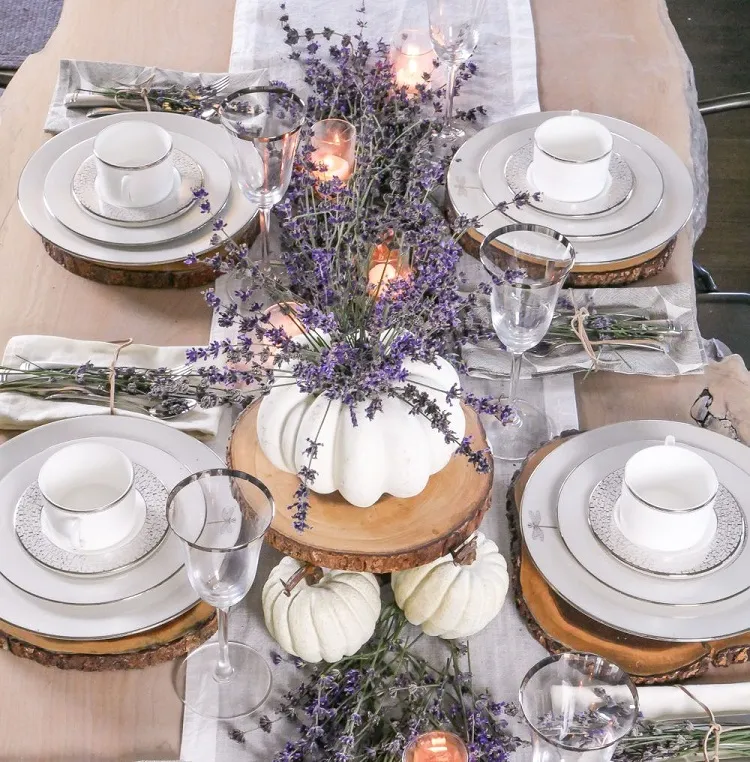 décoration de table automnale en couleur violette