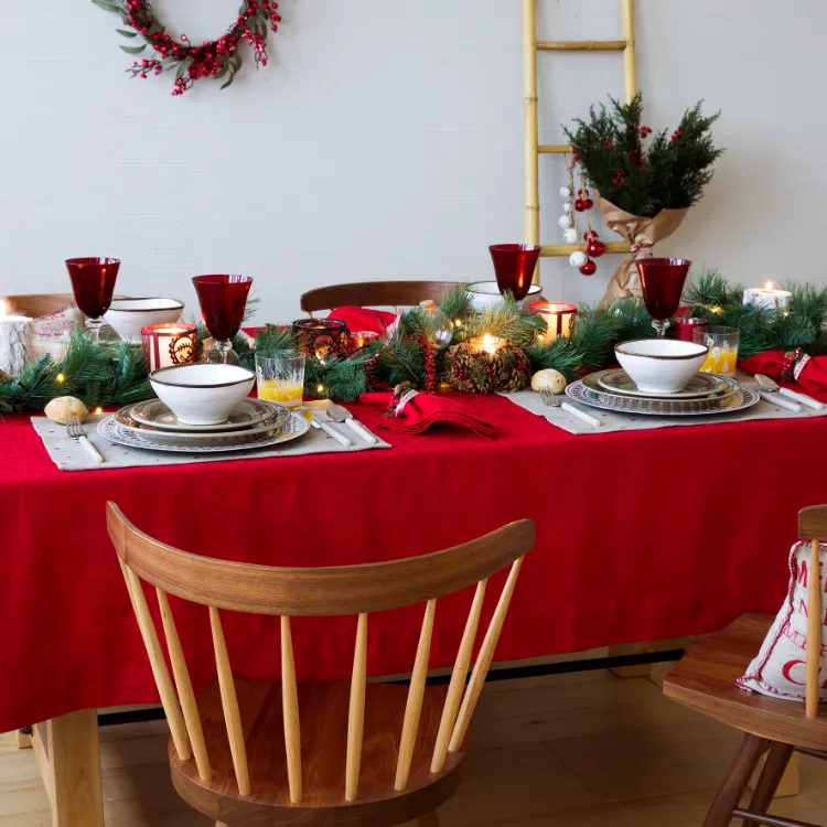 decoration de table pour noel rouge et blanc traditionnelle idée déco chemin de table classique