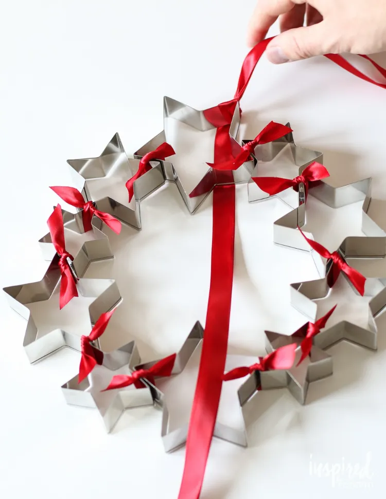 décoration extérieure Noel à fabriquer couronne de porte emporte-pièces biscuits DIY