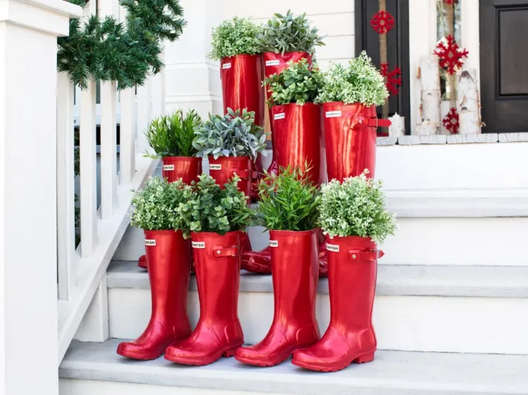 décoration extérieure de Noel à fabriquer bottes en caoutchouk rouges végétalisées