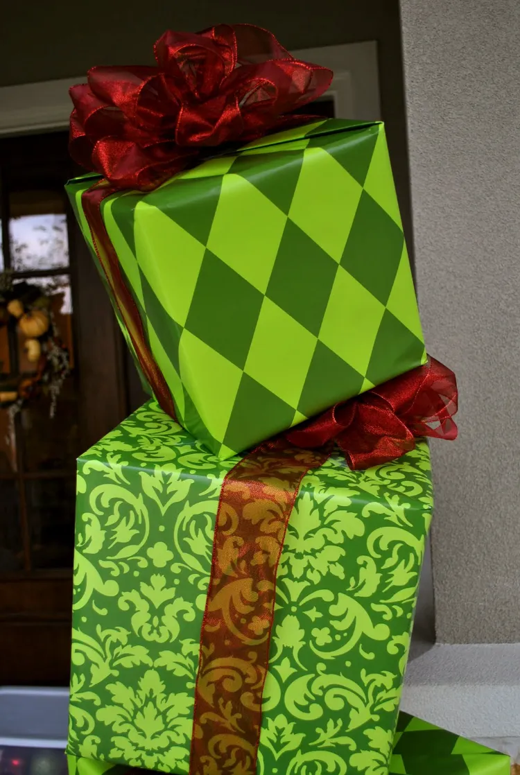 décoration extérieure de Noel à fabriquer cadeaux géants empilés entrée maison