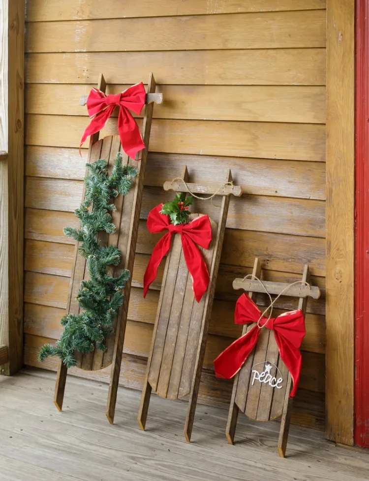 décoration extérieure pour Noel faite maison idée avec traineaux en bois décoratifs