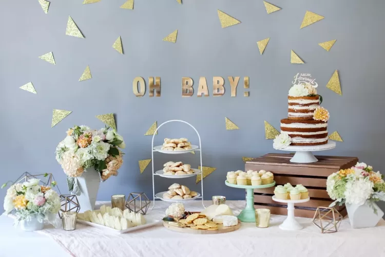 decoration mixte baby shower couleurs neutres table cake