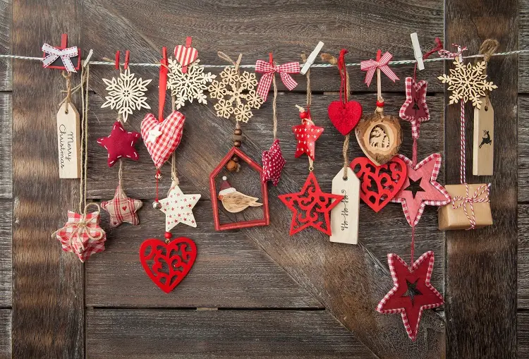Décorations de Noël sur un mur en bois