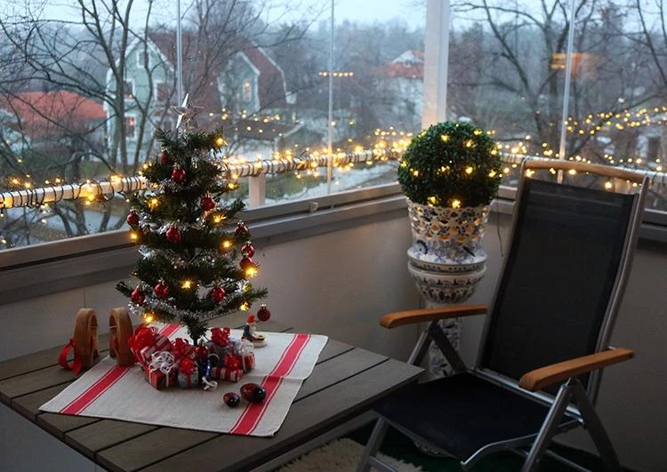 décoration de Noel petit balcon fermé sapin de table et guirlandes lumineuses