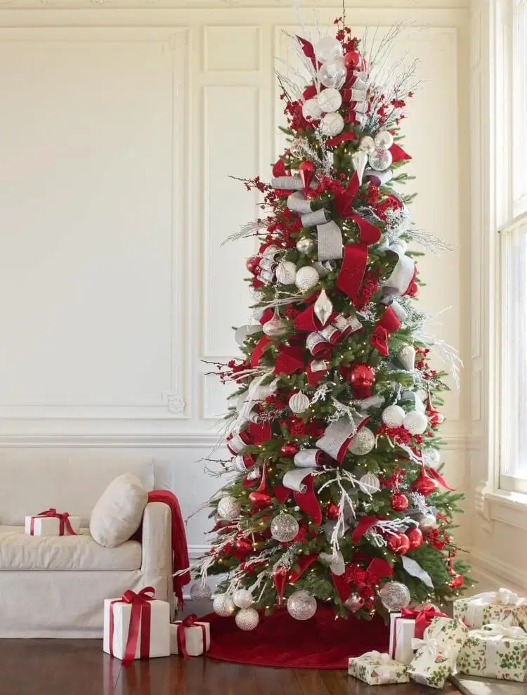 décoration de sapin de Noel blanc et rouge avec des noeuds et boules de noel