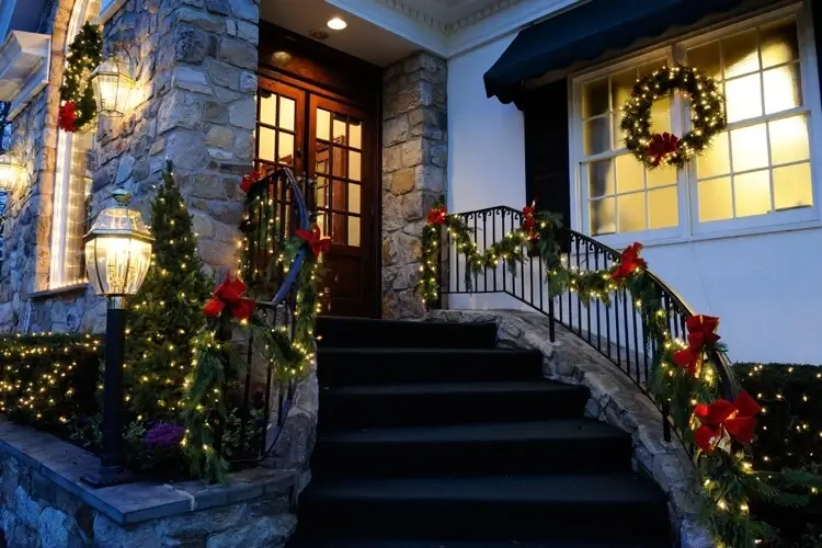 décoration extérieure solaire pour Noel rambarde escalier buis couronne de porte lumineuse