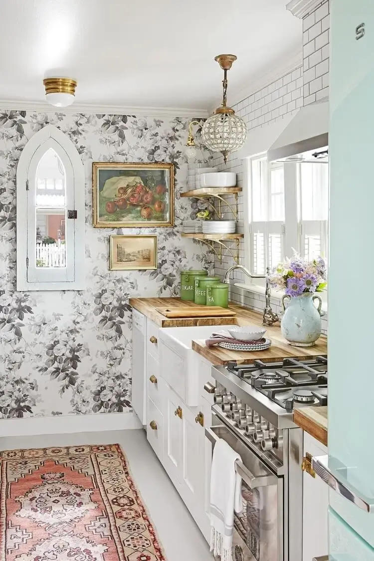 décoration murale moderne cuisine papier peint floral tableaux cadre doré fenetre déco armoires blanches et plan de travail en bois