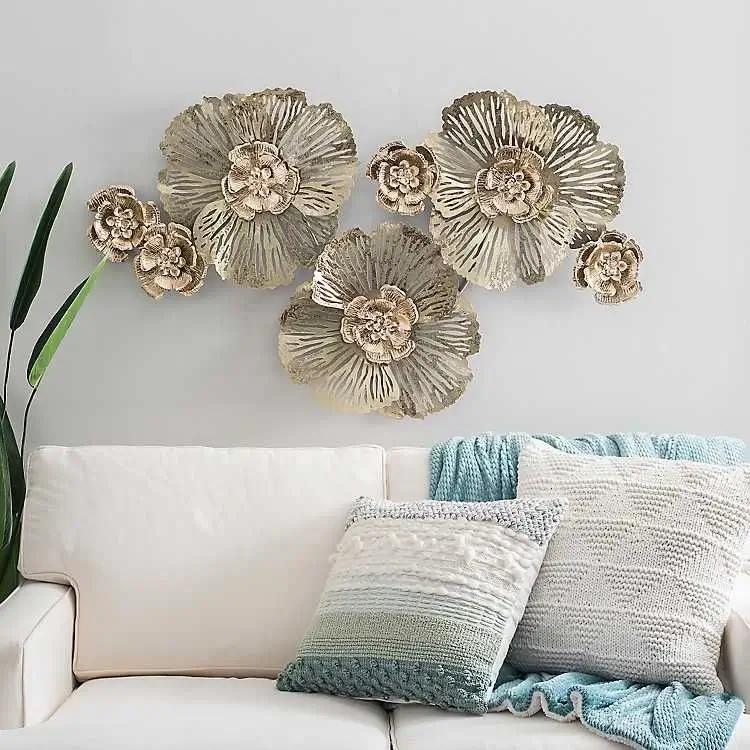 décoration murale moderne salon fleurs 3D en métal mur accent derrière canapé