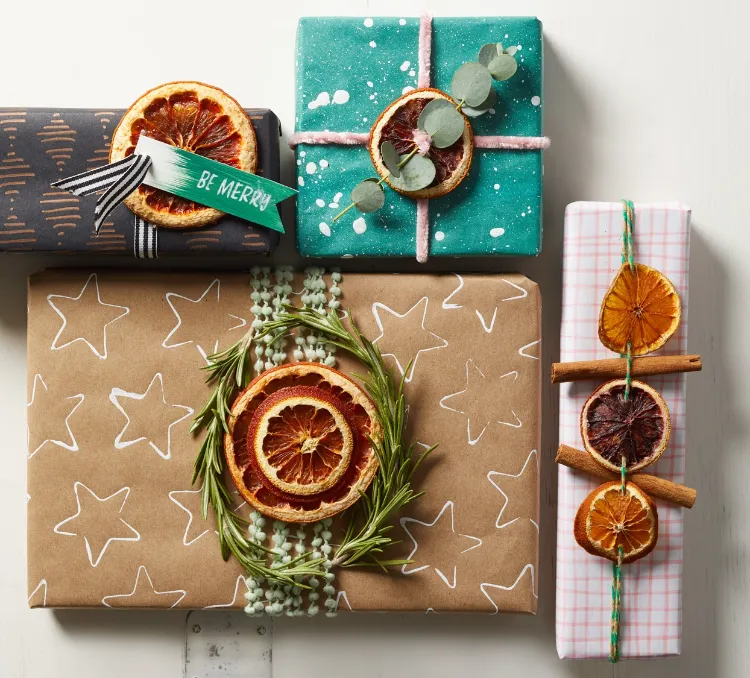 emballage cadeau Noel original avec rondelles oranges séchées autres matériaux naturels