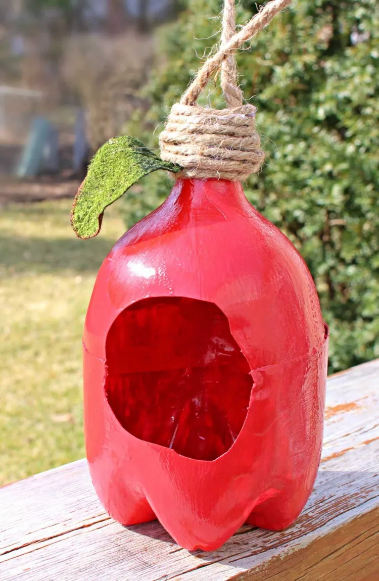 fabriquer mangeoire oiseaux DIY bouteille plastique peinte rouge accrocher