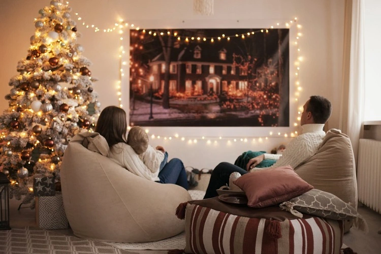 Famille regarde les meilleurs films de Noël dans le salon