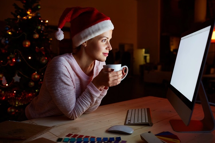 femme regarde films de Noel toute seule