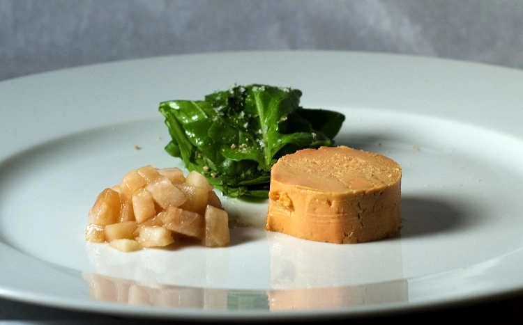 Foie gras entrée avec poires et salade