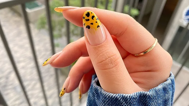 french nails avec une décoration aux motifs animaliers