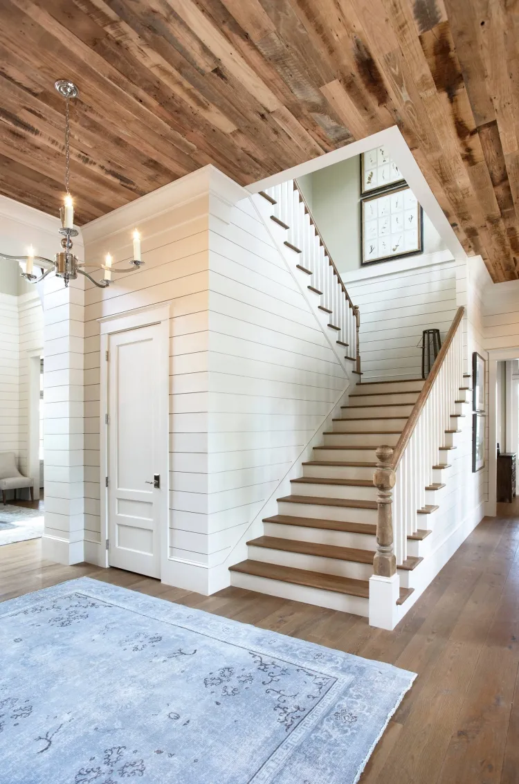 habiller un mur en bois blanc brillant de style cottage