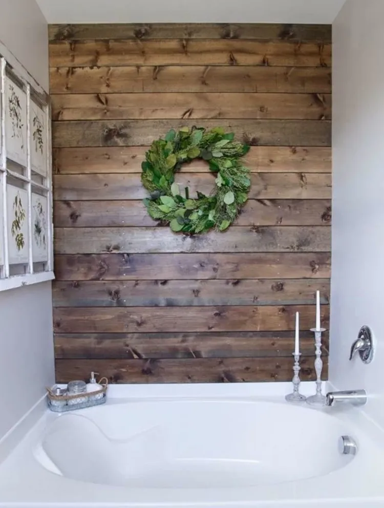 habiller un mur en bois foncé salle de bain simple et sophistiquée