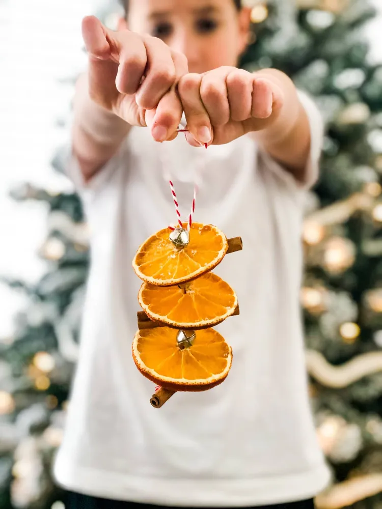 idée DIY rondelles orange séchée déco Noel comment fabriquer ornements sapin cannelle