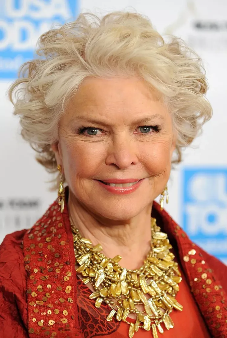 The idea of ​​a trendy hairstyle after 60 years of 88-year-old Ellen Burstyn