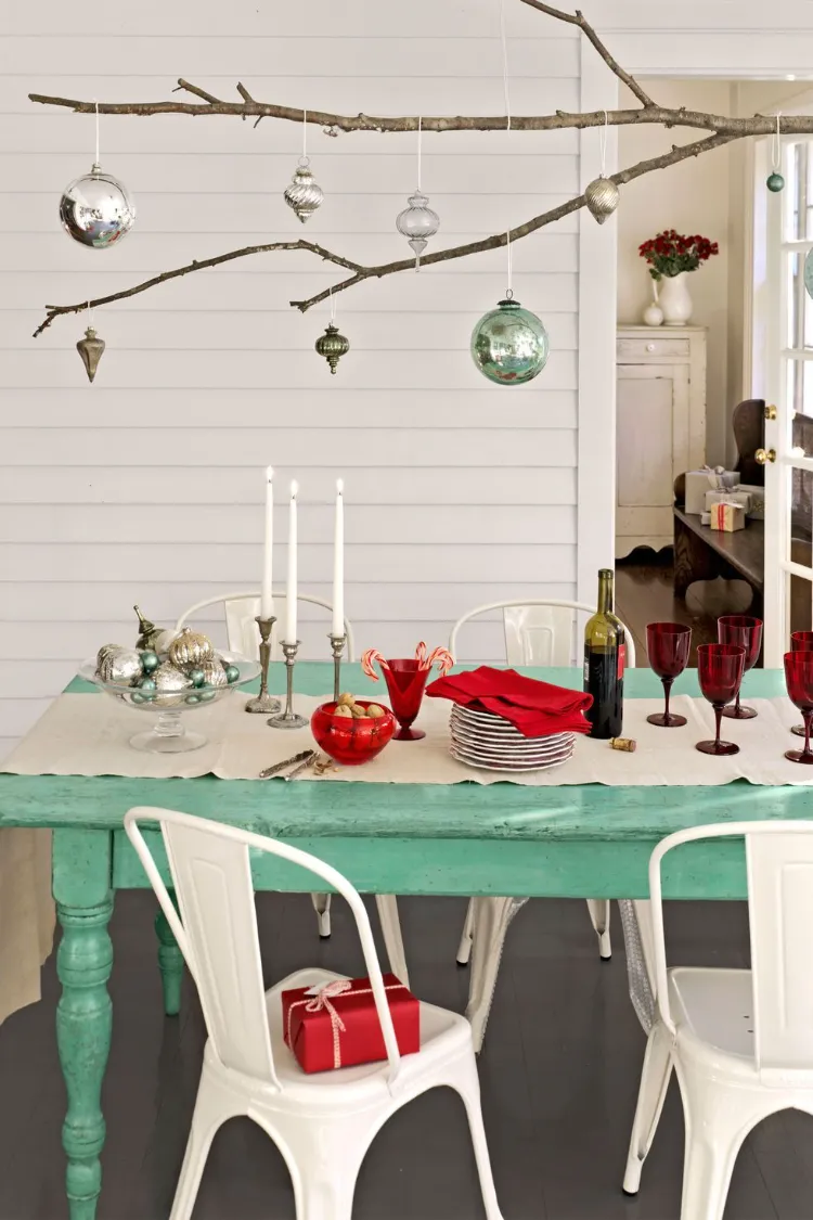idée de décoration de Noel avec des branches au dessus de table festive boules