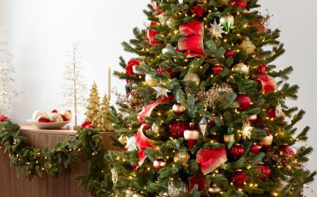 idée déco sapin de Noël rouge et or tendance 2021