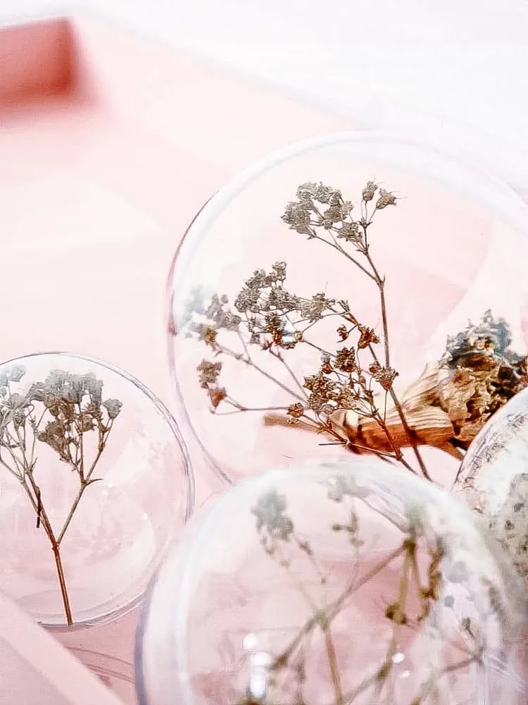 idee deco sapin de noel projet DIY bricolage de noël boules avec des fleurs séchées tendances 2021