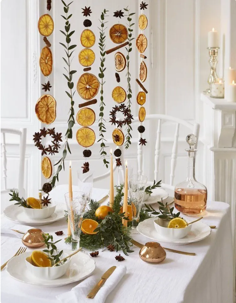 idée décoration dessus de table Noel originale parfumée rideau rondelles orange séchée feuilles fleurs