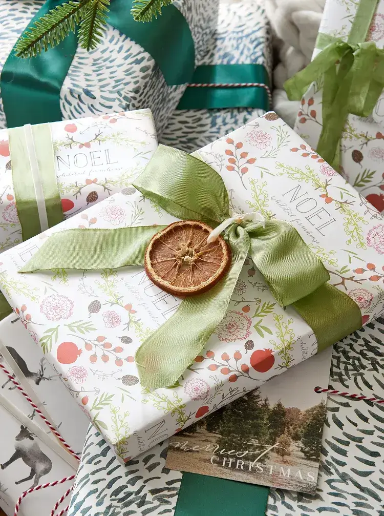 idée emballage cadeau Noel original rondelle orange séchée ruban satin vert
