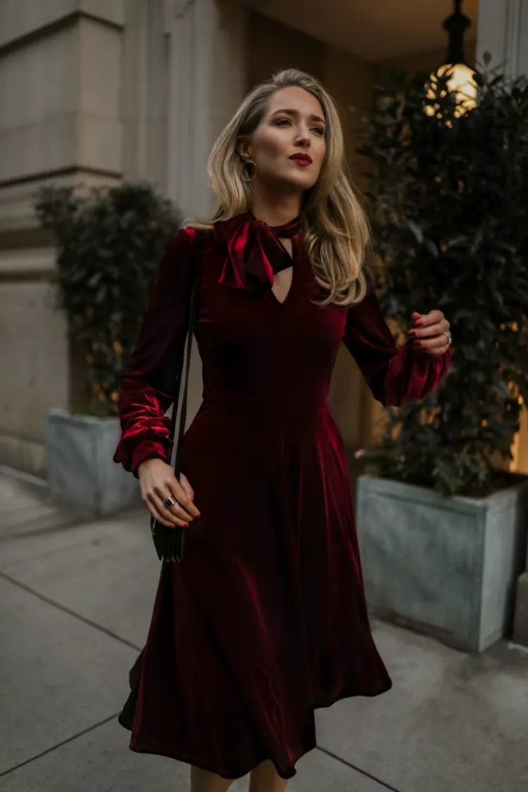 idée robe de Noël femme velours rouge noeud ruban cou style semi-formel